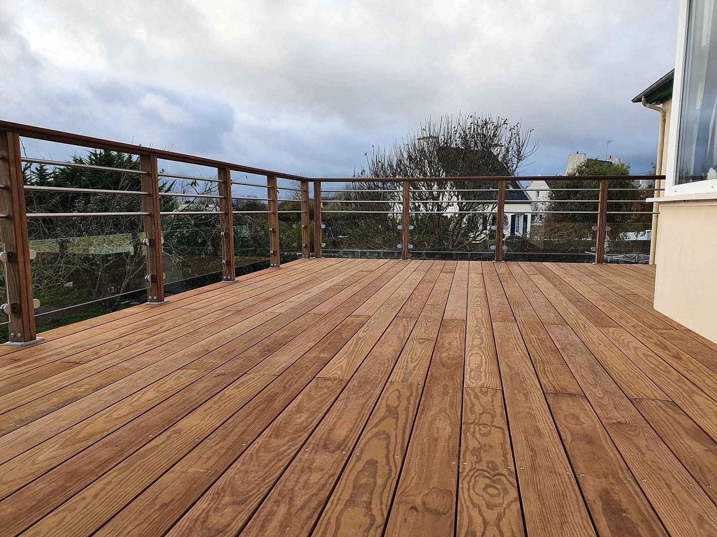 Réalisation d’une terrasse sur poteaux en Pin de C…