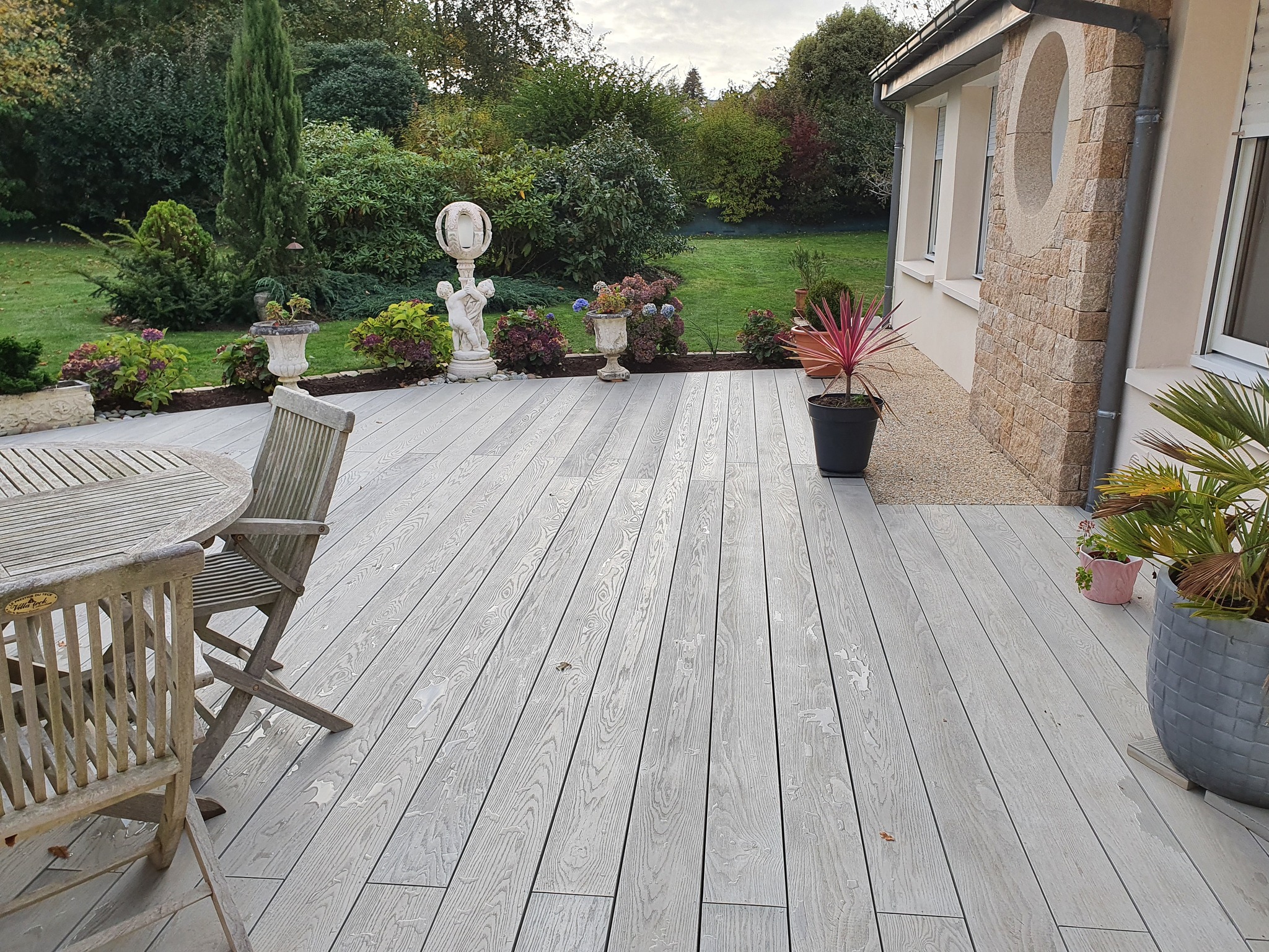 Réalisation d’une terrasse au sol en Millboard gri…