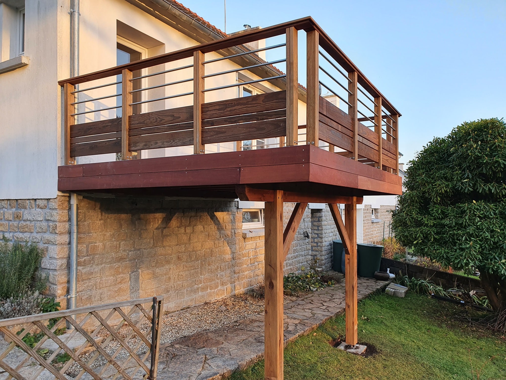 Réalisation d’une terrasse sur poteaux en Mukulung…