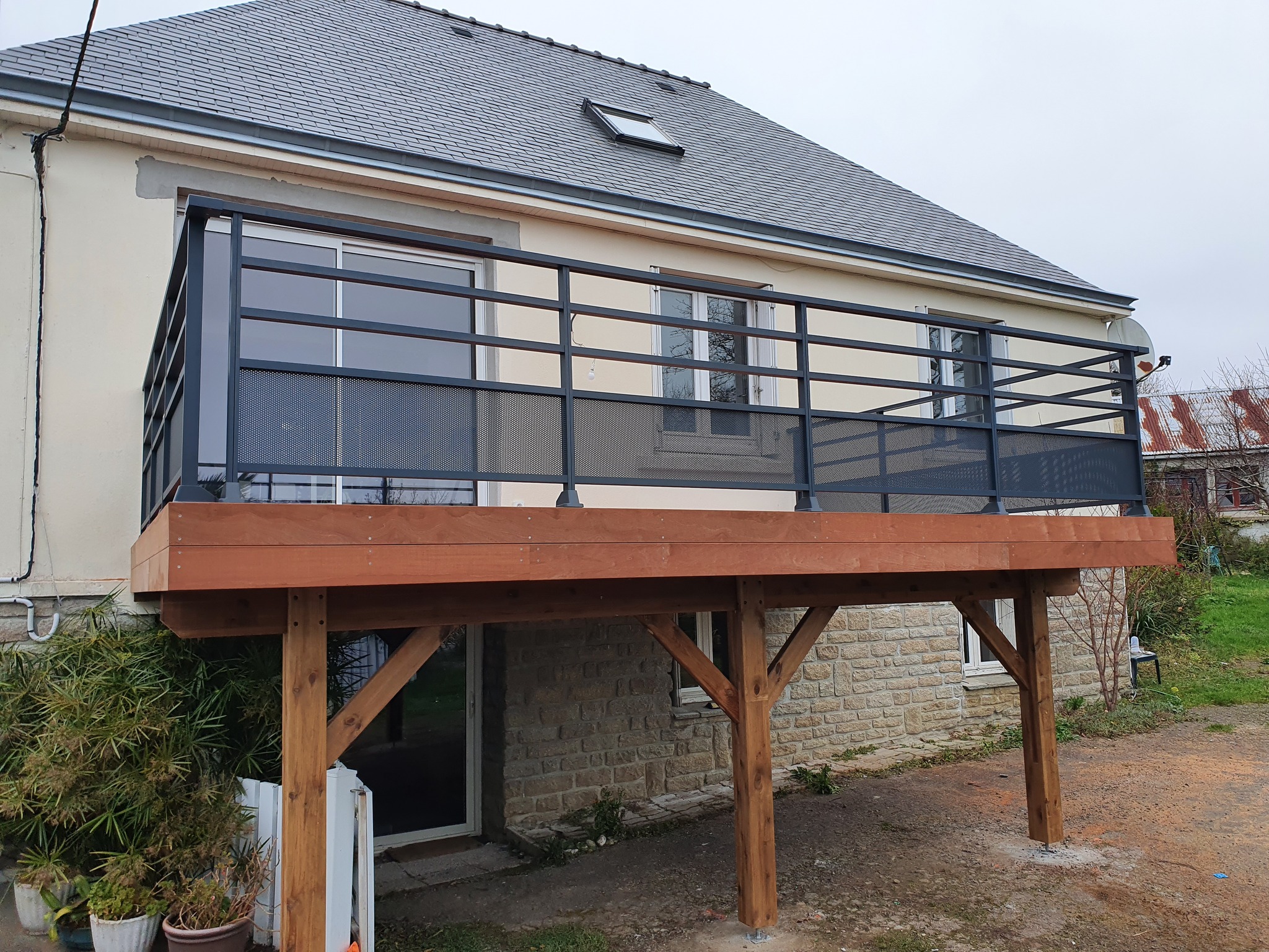 Réalisation d’une terrasse en hauteur en Mukulungu…