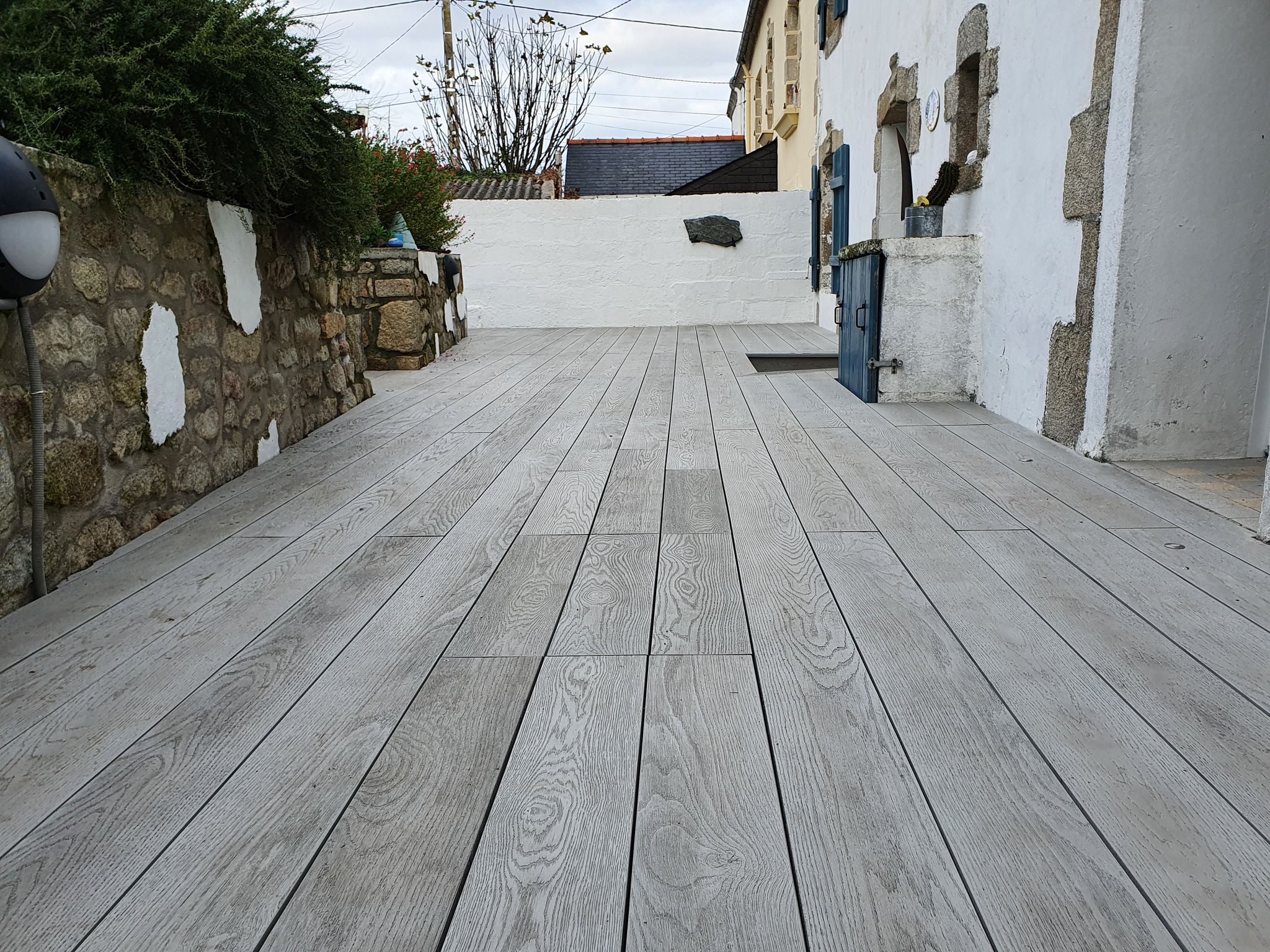 Réalisation d’une terrasse au sol en Millboard gri…