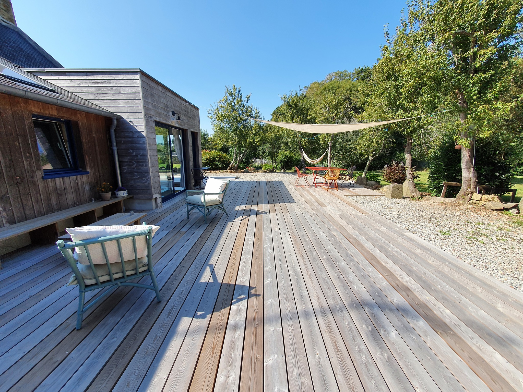 Réalisation du terrasse au sol en Pin rouge du nor…