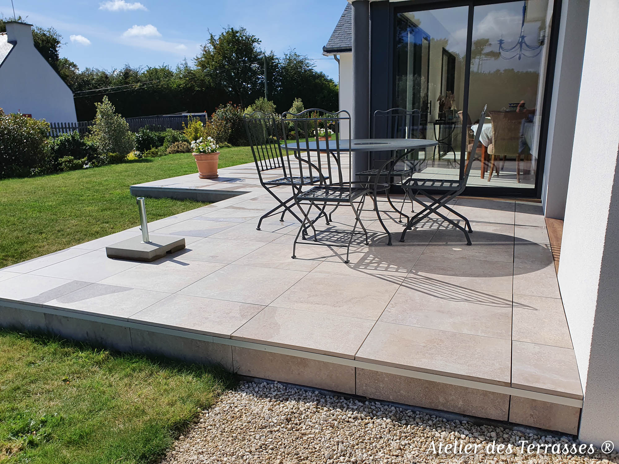 Vue en détail sur la réalisation d’une terrasse en…