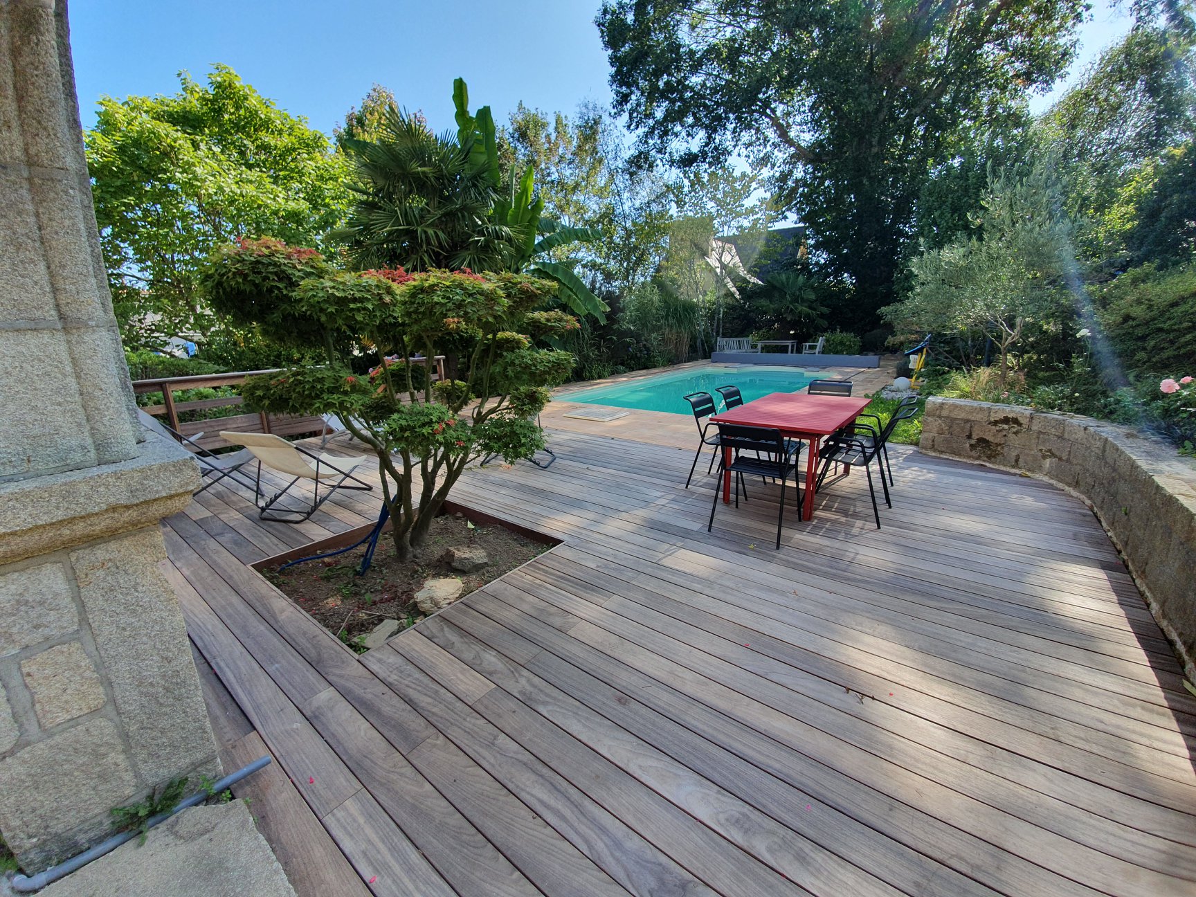 Réalisation d’une terrasse en Padouk posée sur plo…