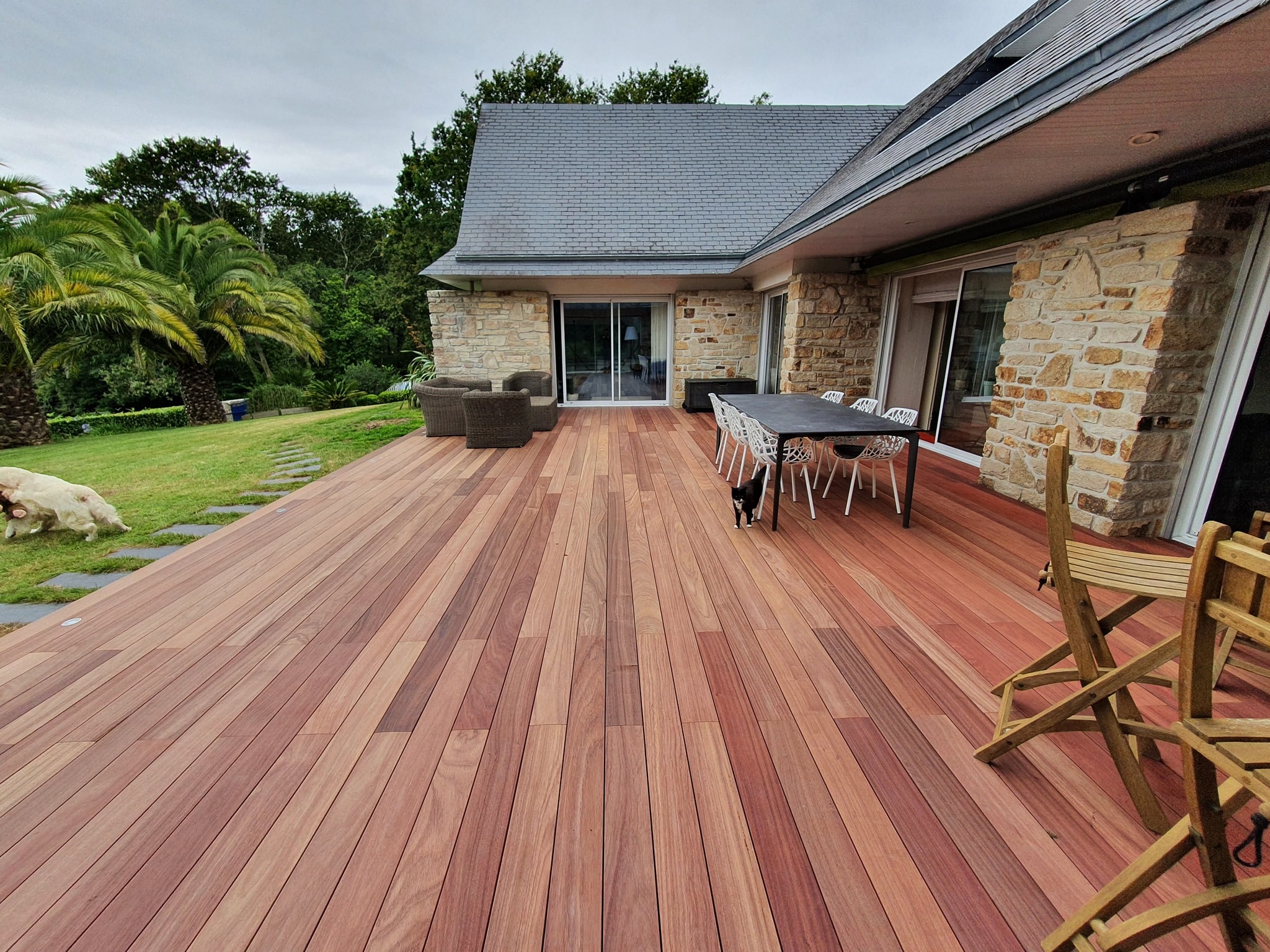 Réalisation d’une terrasse en Padouk avec fixation…