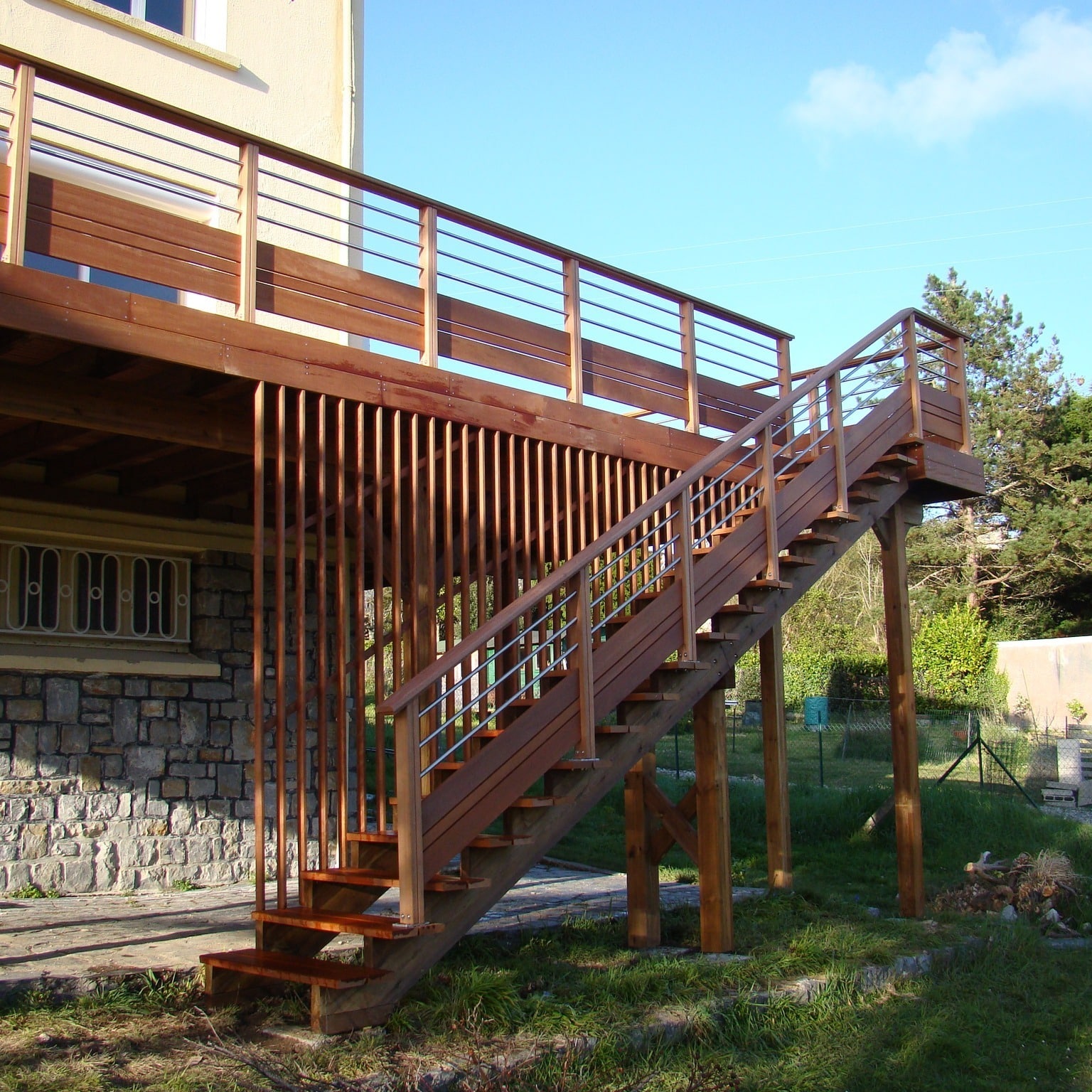 Voici la réalisation d’une terrasse en hauteur en …