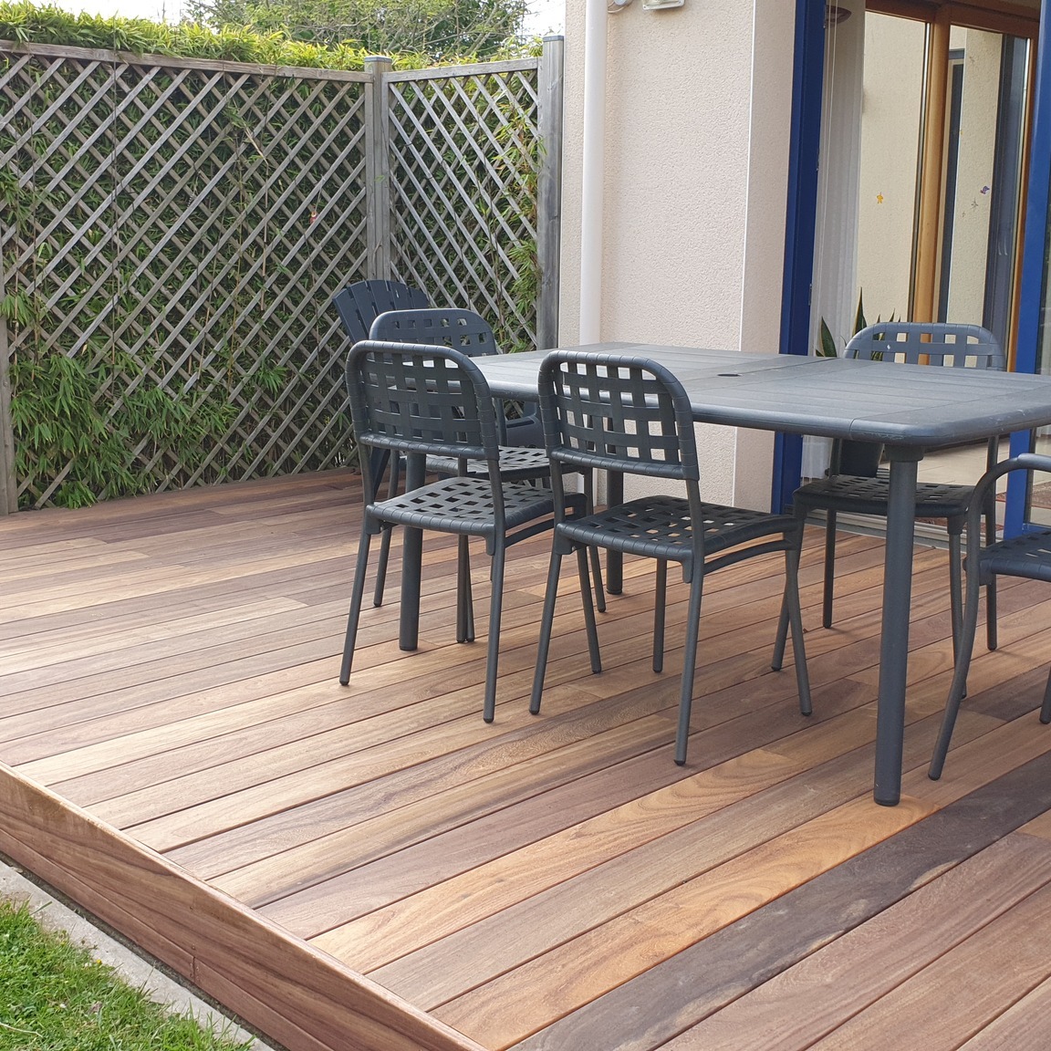 Pose d’une terrasse en Padouk avec fixation invisi…