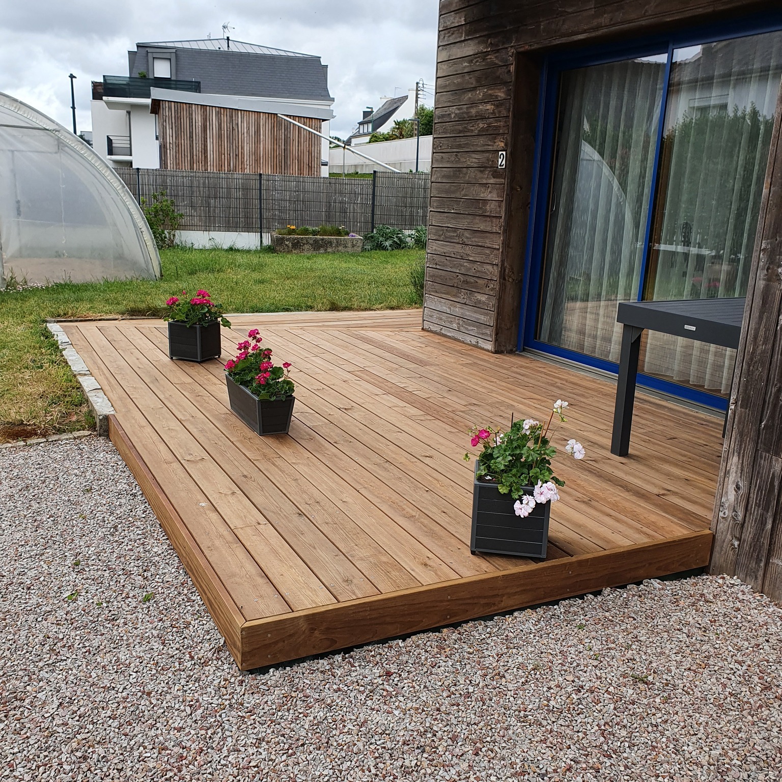 Réalisation d’une terrasse au sol en Pin rouge du …