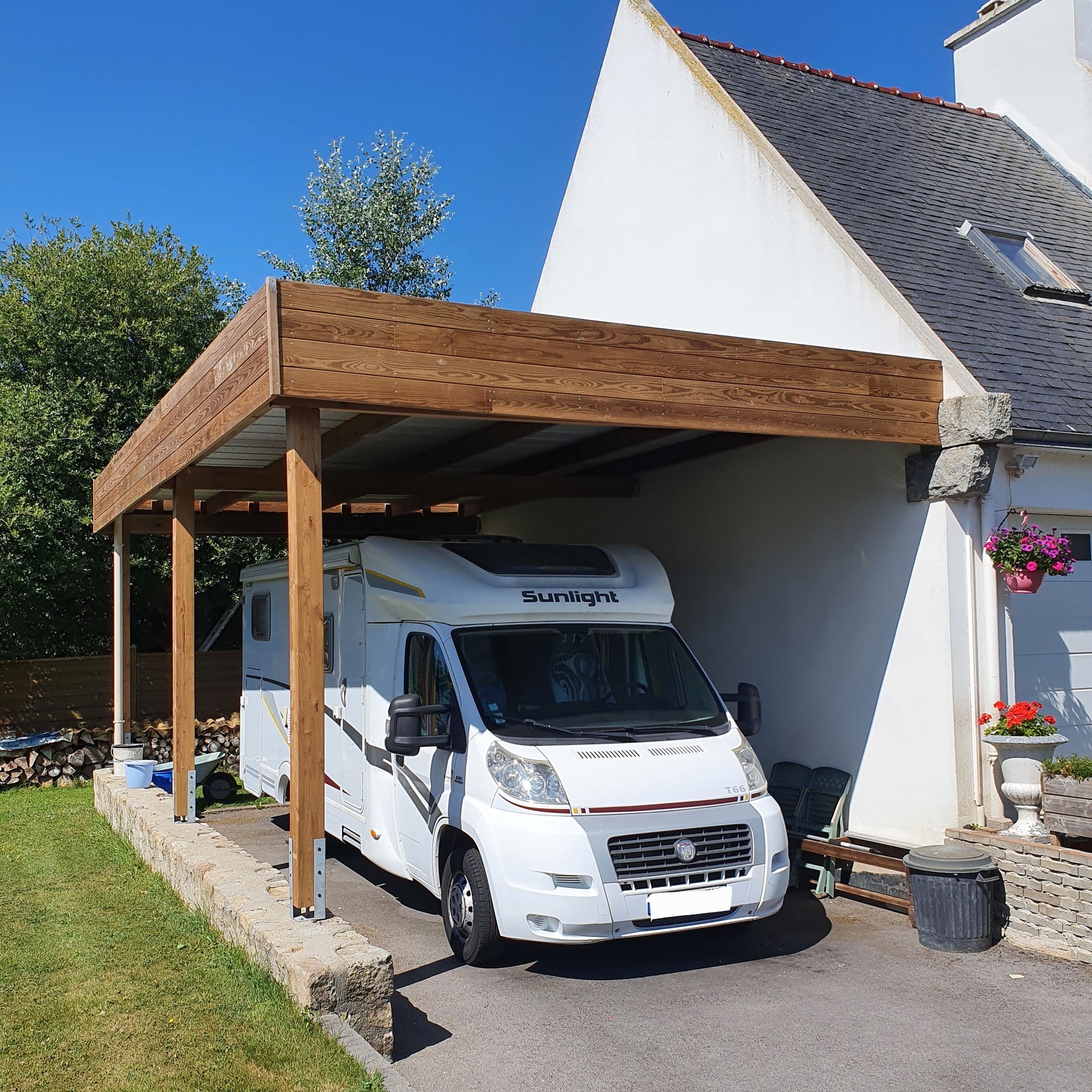 Réalisation d’un carport en bois avec un bandeau d…