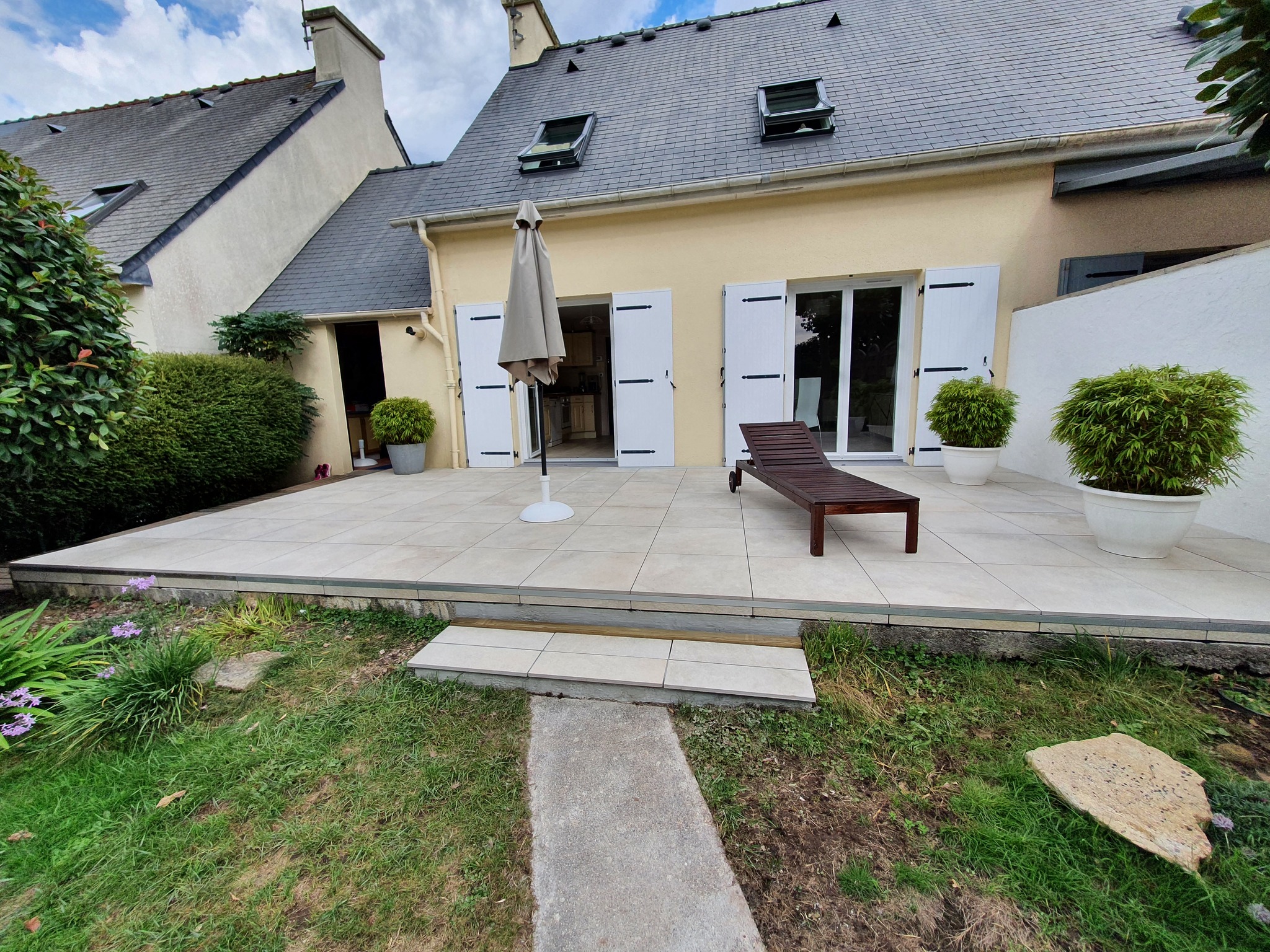 Réalisation d’une terrasse en carrelage.