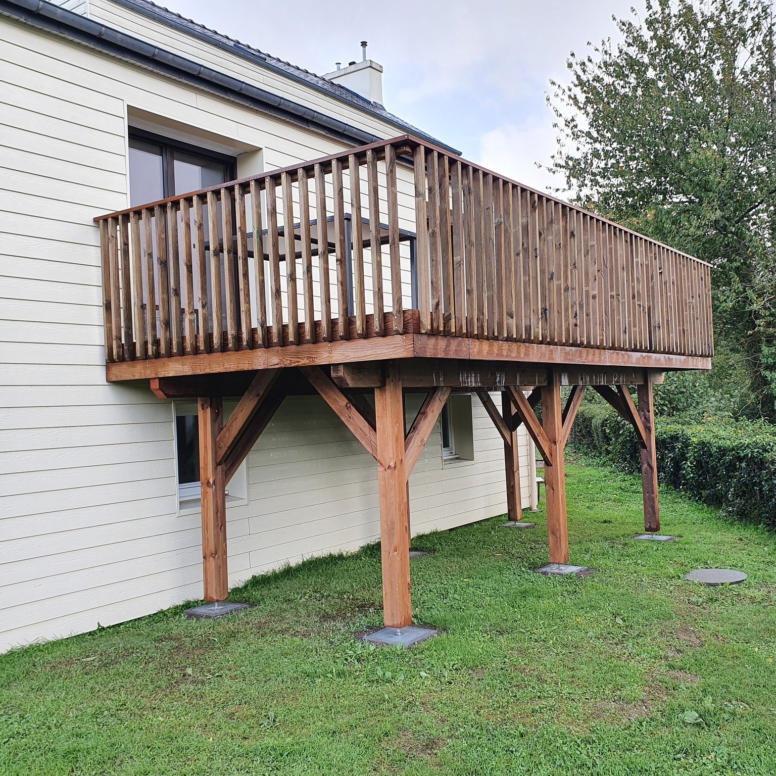 Réalisation d’une terrasse en hauteur en Pin rouge…