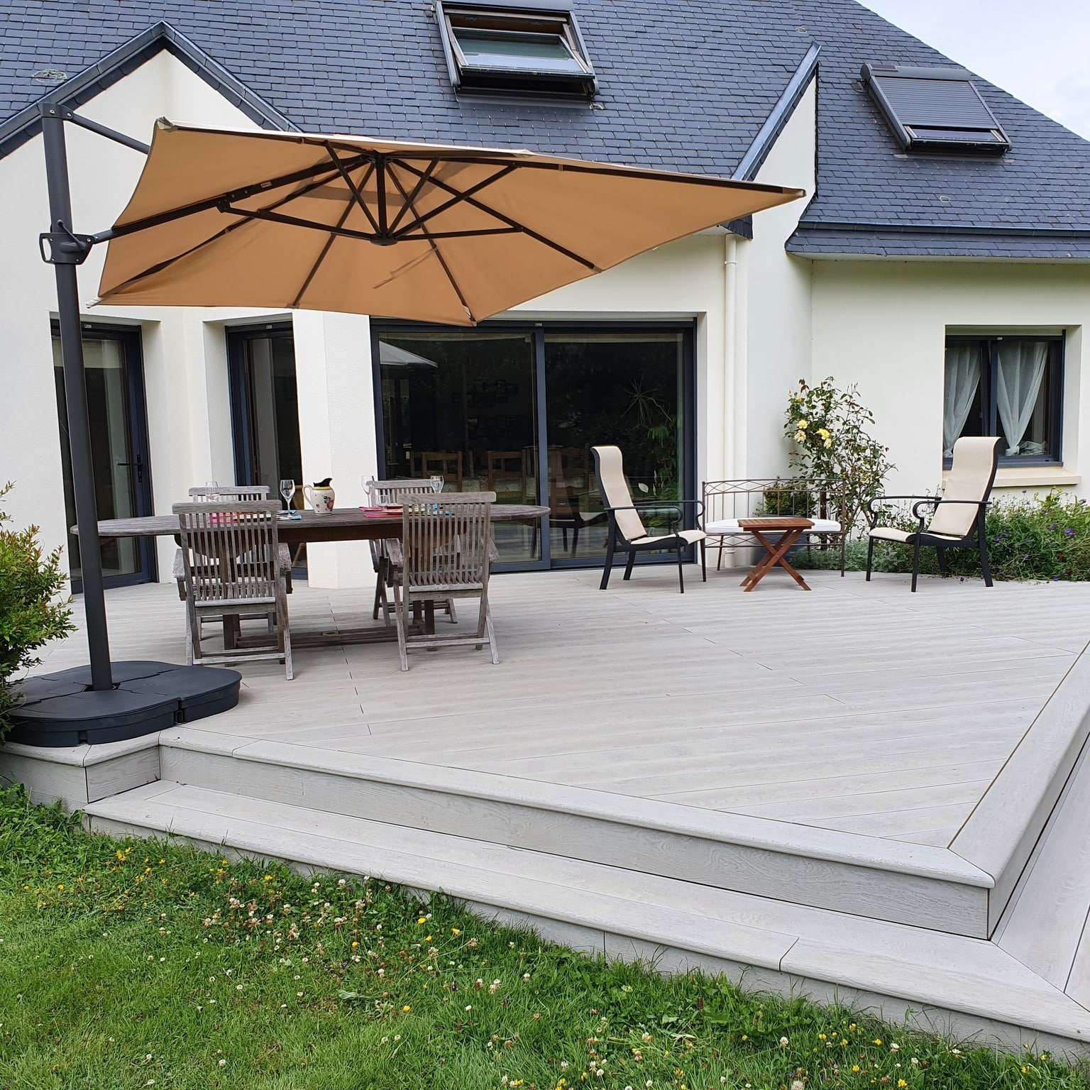 Réalisation d’une terrasse en millboard gris.