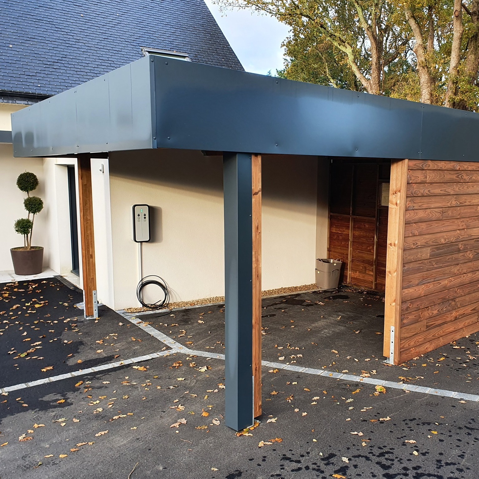 Réalisation d’un carport en bois, finition acier l…