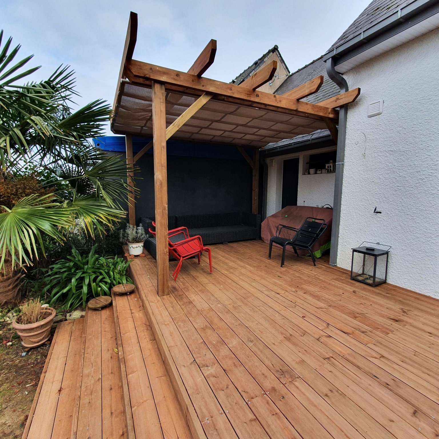 Réalisation d’une terrasse et d’une pergola avec t…