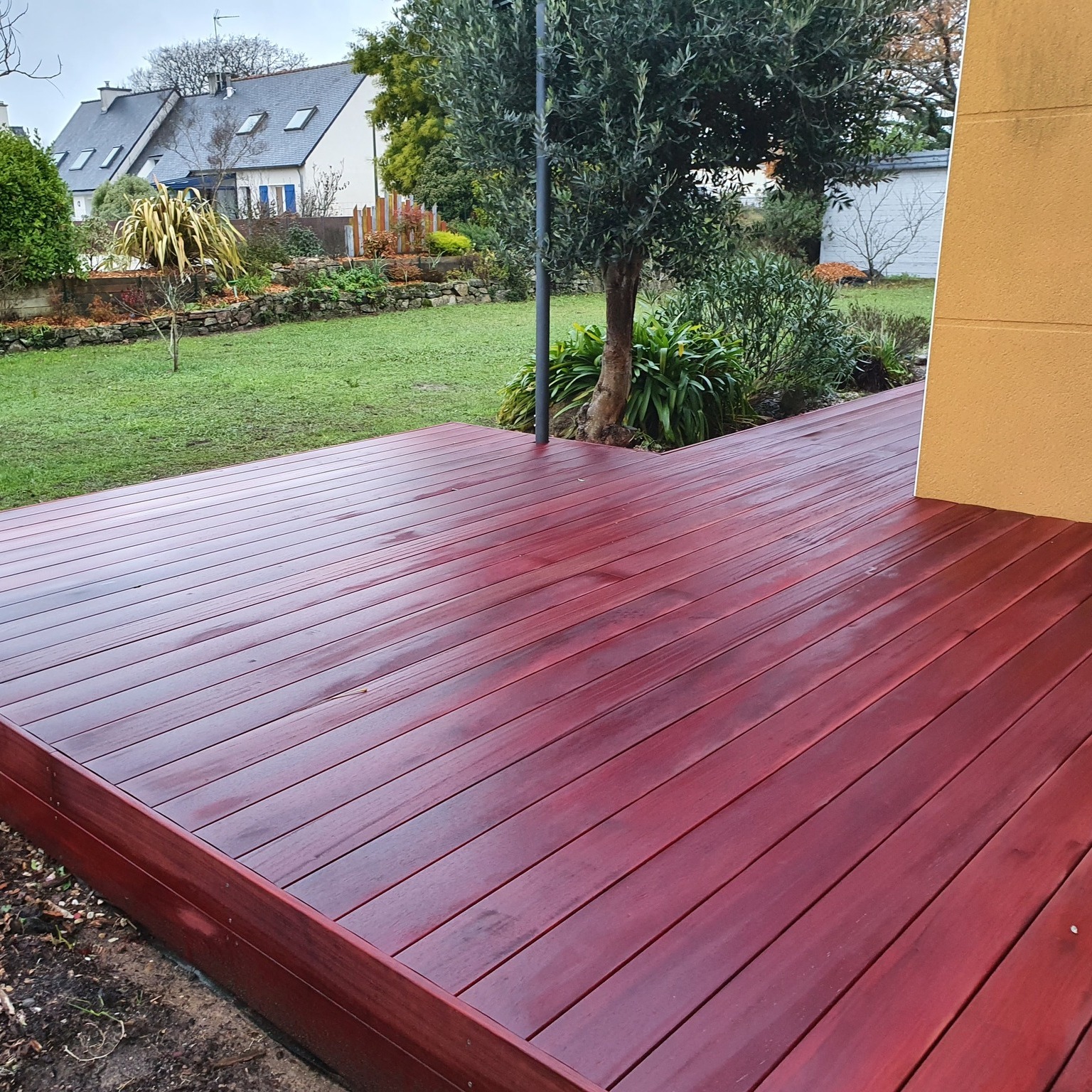 Réalisation d’une terrasse au sol en Padouk. 
 Le …