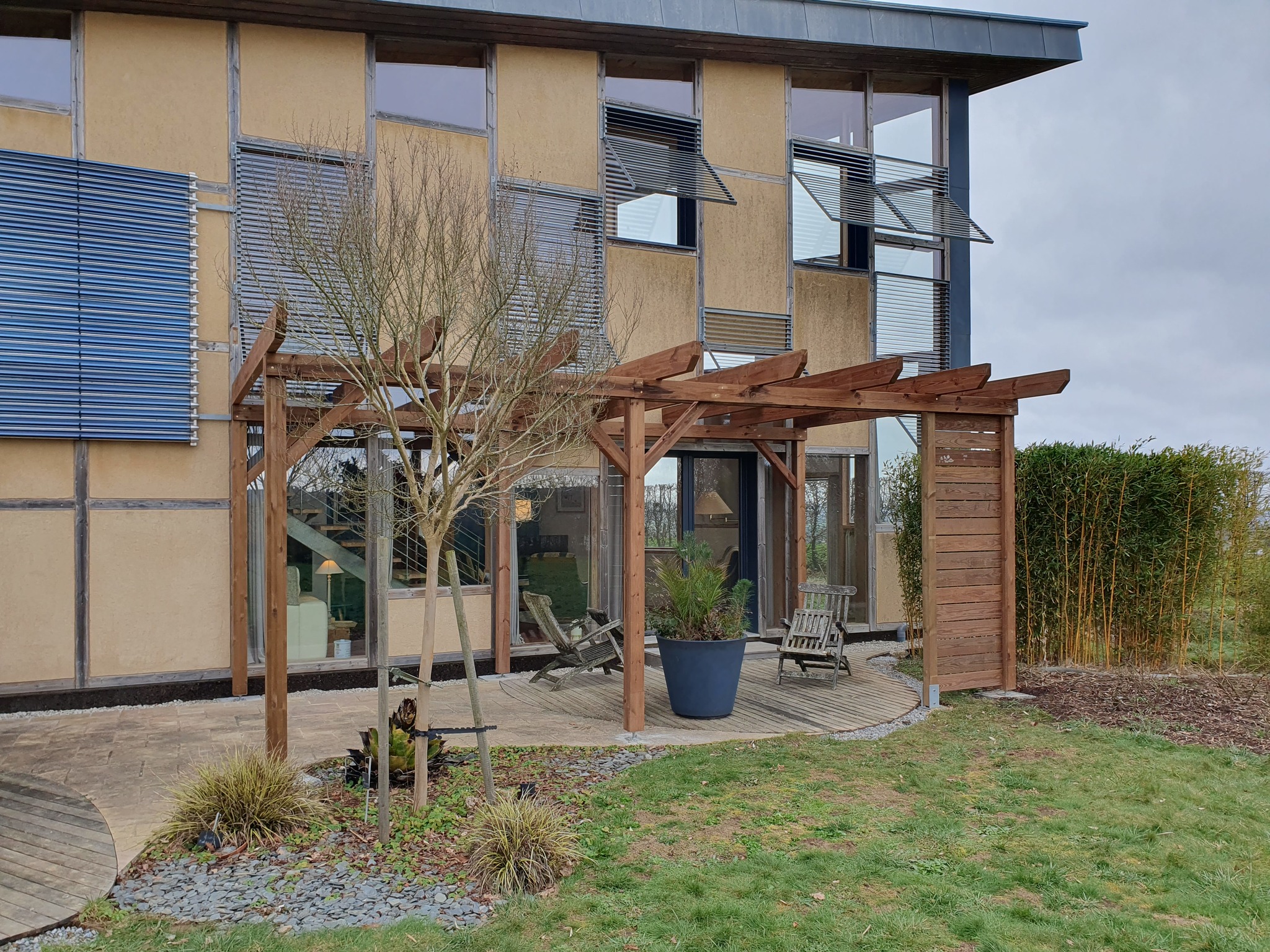 Réalisation d’une pergola en Pin rouge du Nord.