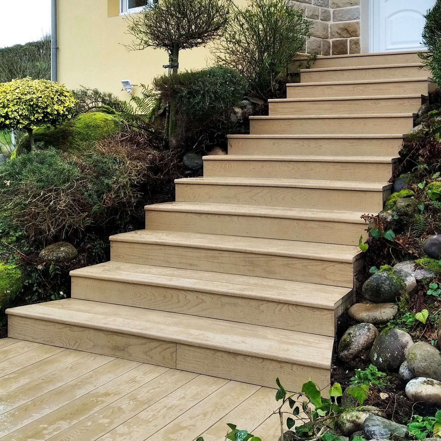 Habillage d’escalier existant avec des lames en Mi…
