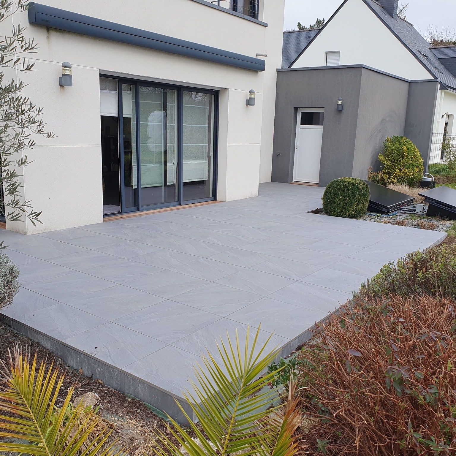 Réalisation d’une terrasse en carrelage avec des c…