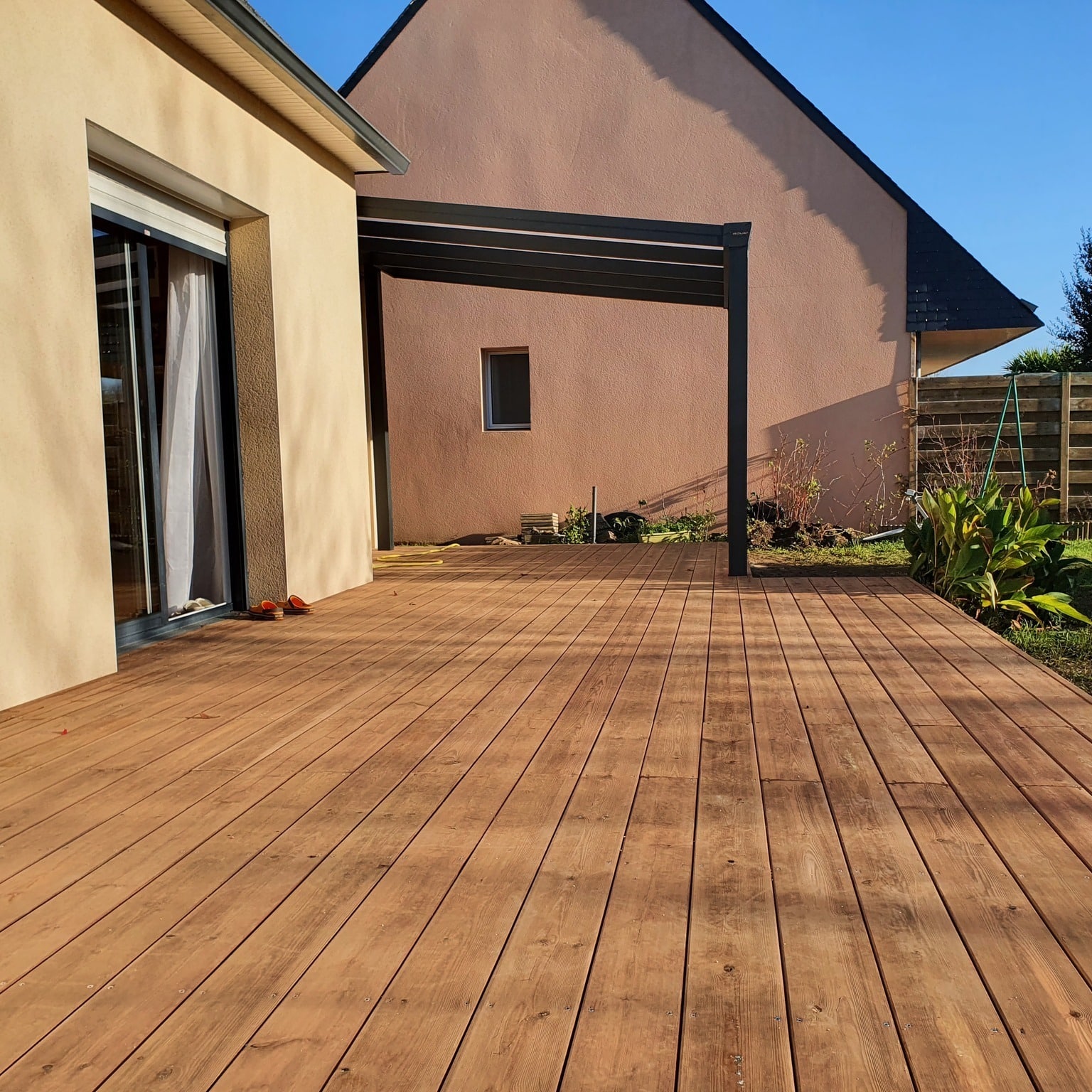 Réalisation d’une terrasse en Pin rouge du Nord et…