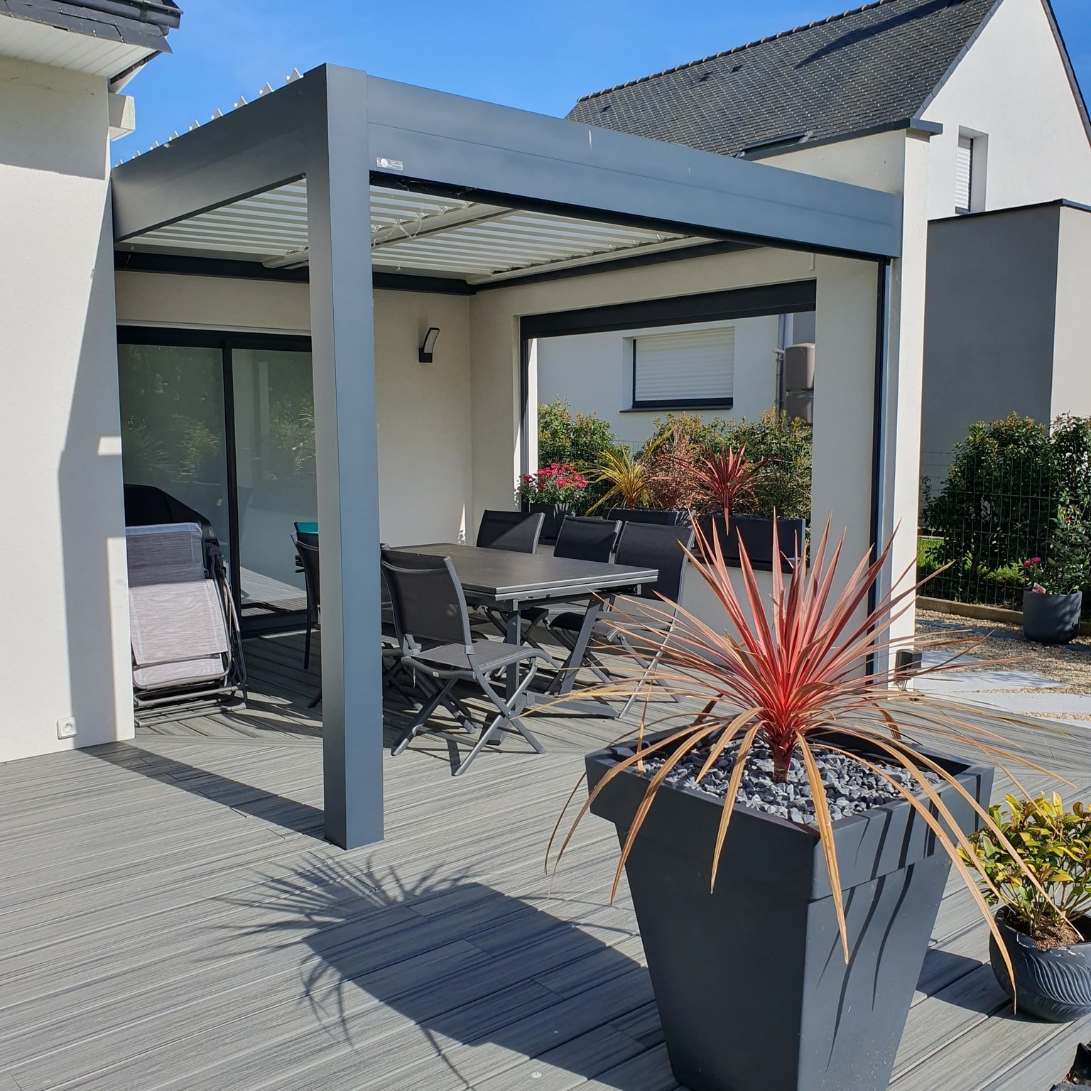 Pose d’une pergola bioclimatique avec stores.
