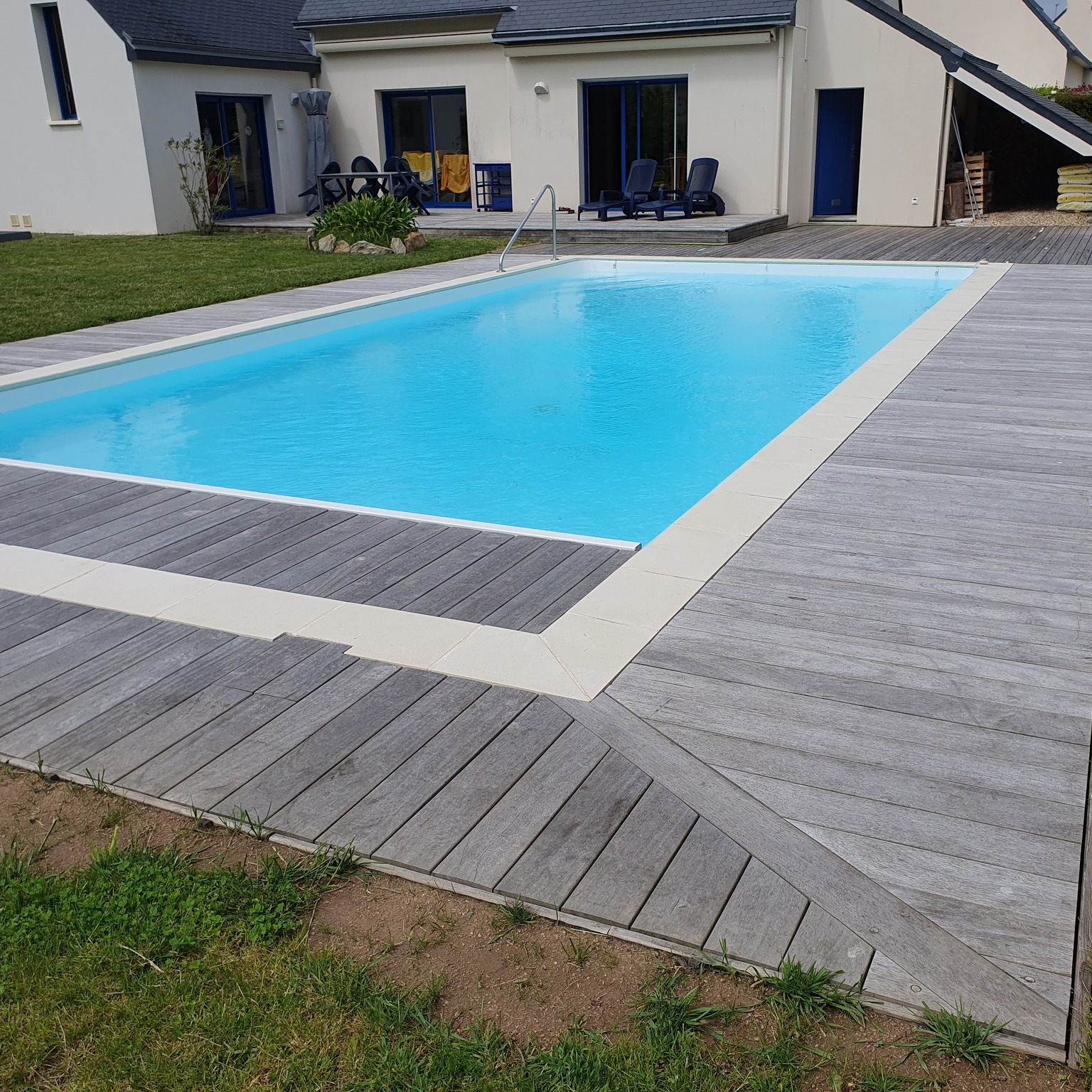 Réalisation d’une plage de piscine en Padouk, fixa…