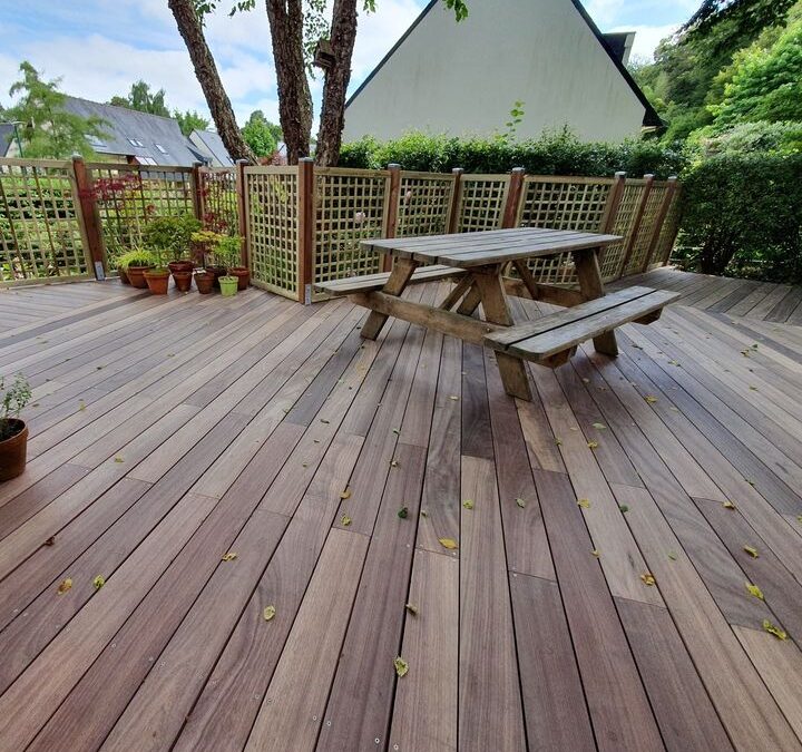 Voici la réalisation d’une terrasse en Padouk, fixation vissée pour…